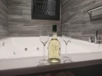 Fabilicious Suites - 2 Apartments- Romantic Jacuzzi & Spacious Family Comfort