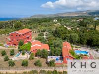 Mondo Cosseri Villa Rossa-Dorothea and Mondo Cosseri Villa Rossa-Penelope, with own shared pool