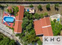 Mondo Cosseri Villa Rossa-Dorothea and Mondo Cosseri Villa Rossa-Penelope, with own shared pool