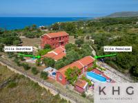 Mondo Cosseri Villa Rossa-Dorothea and Mondo Cosseri Villa Rossa-Penelope, with own shared pool