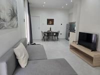 B&M apartment with balcony near the waterfront