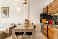 ACROPOLIS CASA Historic Centre Top Floor Elegant Stylish Retreat 150m to Metro & Attractions