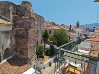 Small studio in a perfect spot!