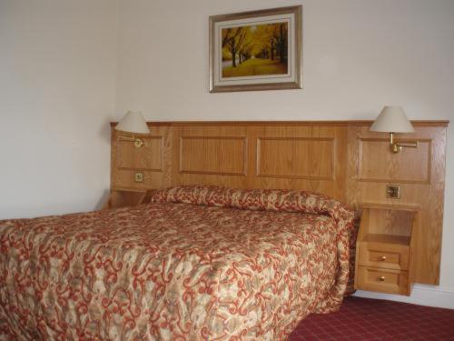 a hotel room with a bed and a picture on the wall at Viking Hotel in London +19 photos