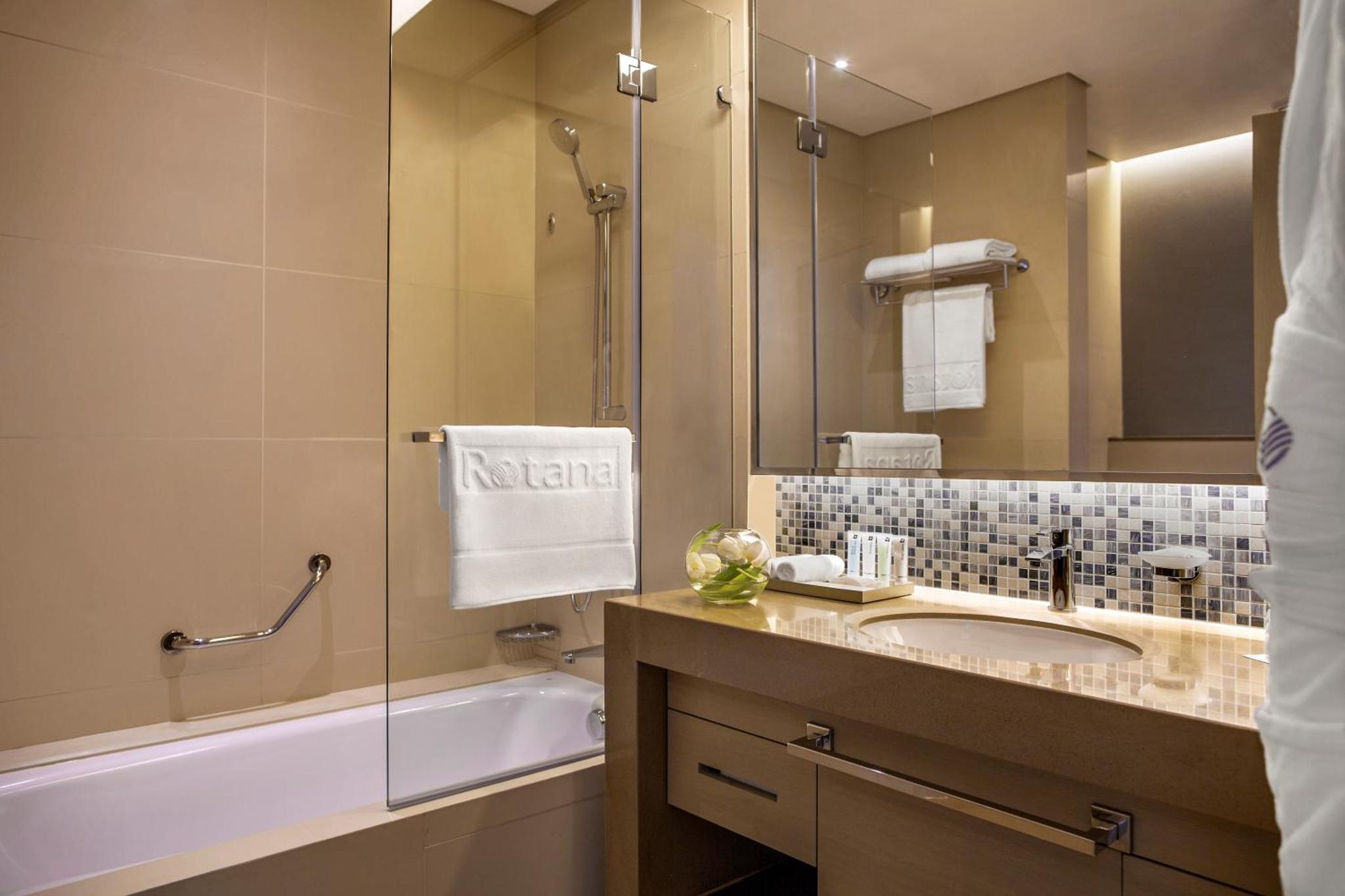 Corner Suite with Lounge Access – King Bed