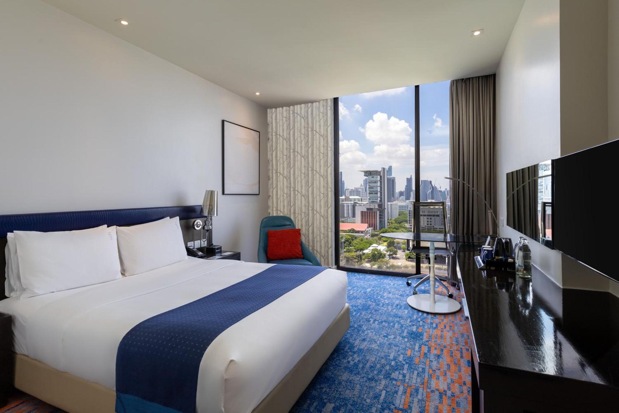 Standard Queen Room with Stadium View