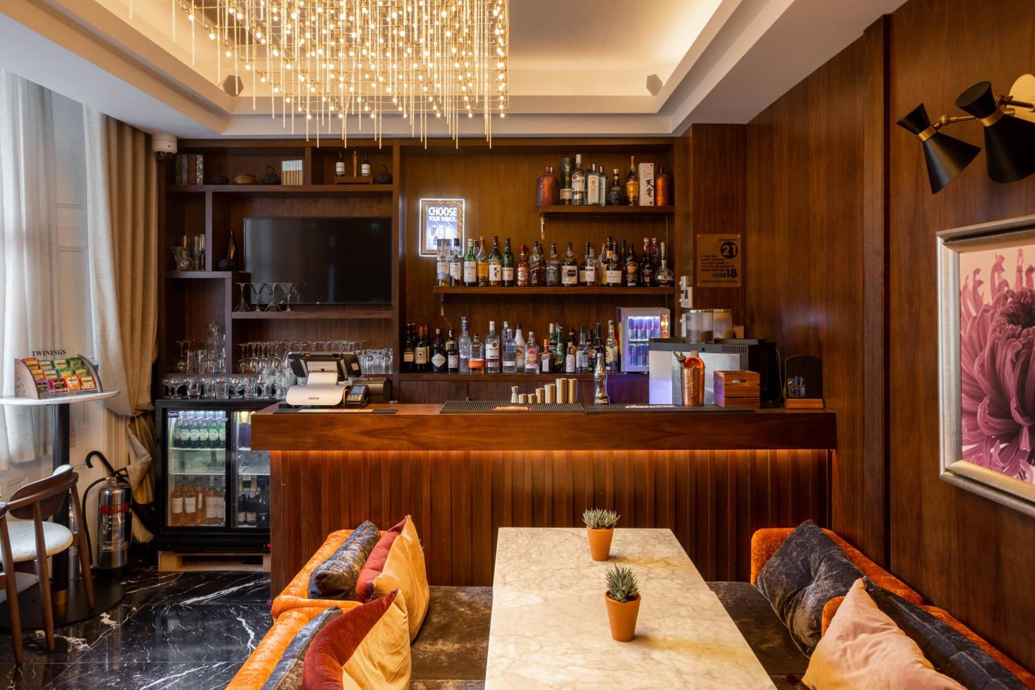 a bar in a restaurant with a table and chairs at Montcalm Chilworth Townhouse, Paddington in London +42 photos