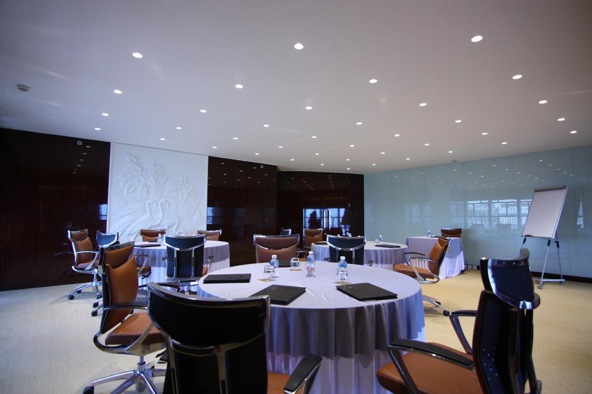 a conference room with a table and chairs at Fraser Suites Diplomatic Area Bahrain in Manama +45 photos