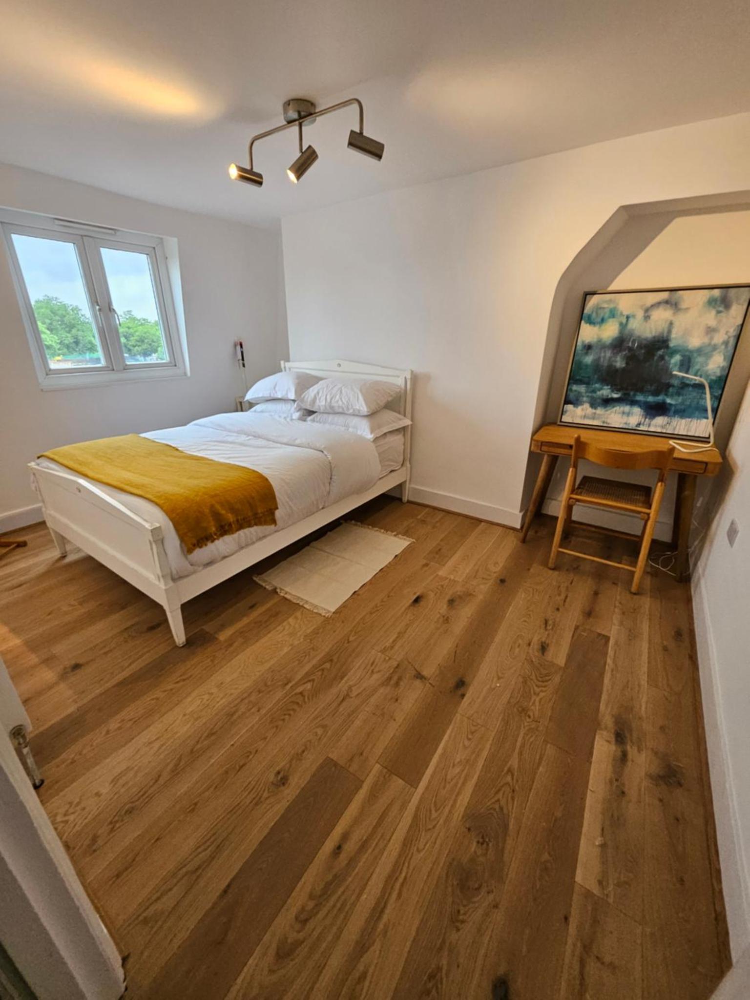 a bedroom with a bed and a painting on the wall at Mia residence, Waterloo 4bed Room Apa in London