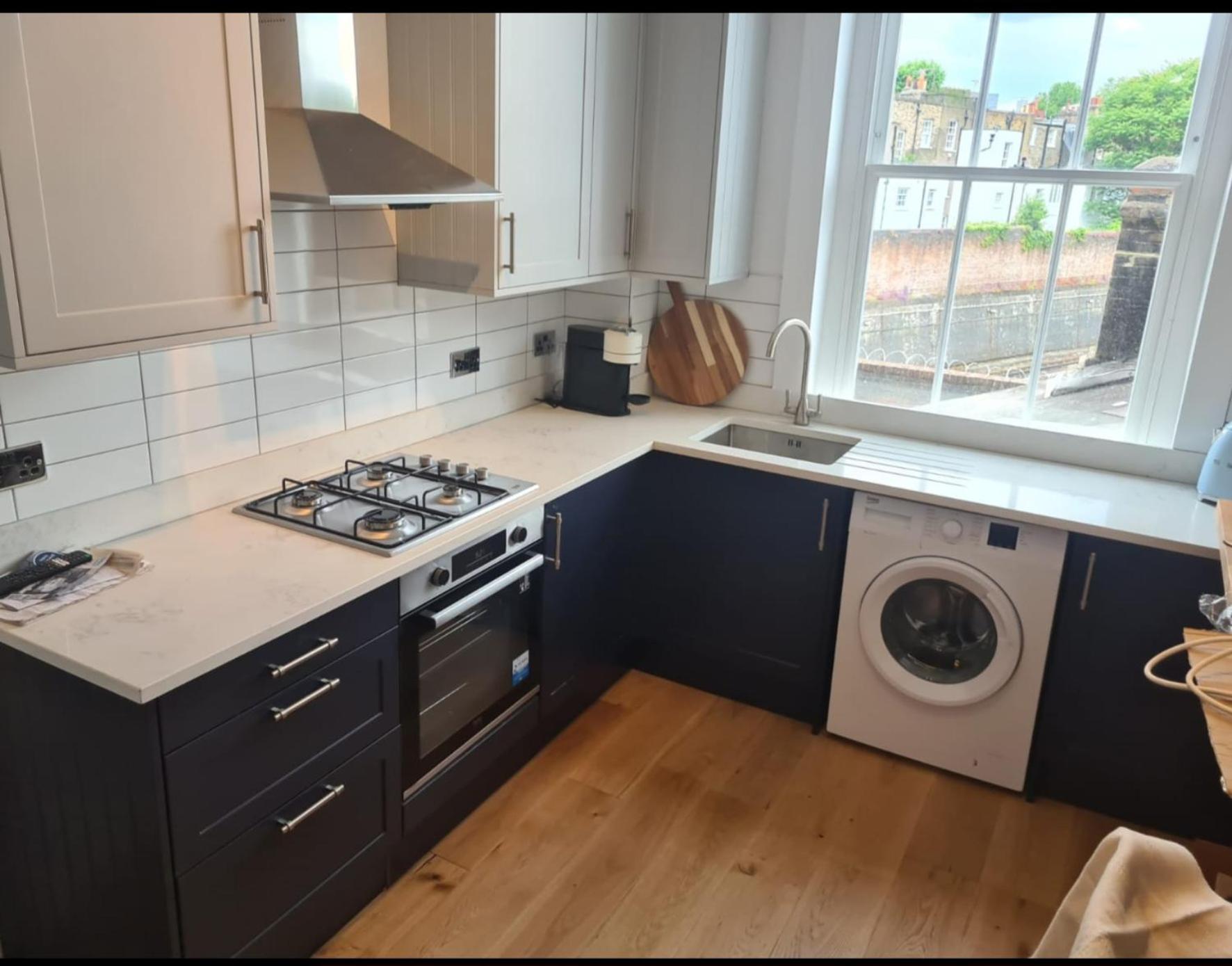 a kitchen with a stove and a washing machine at Mia residence, Waterloo 4bed Room Apa in London +4 photos