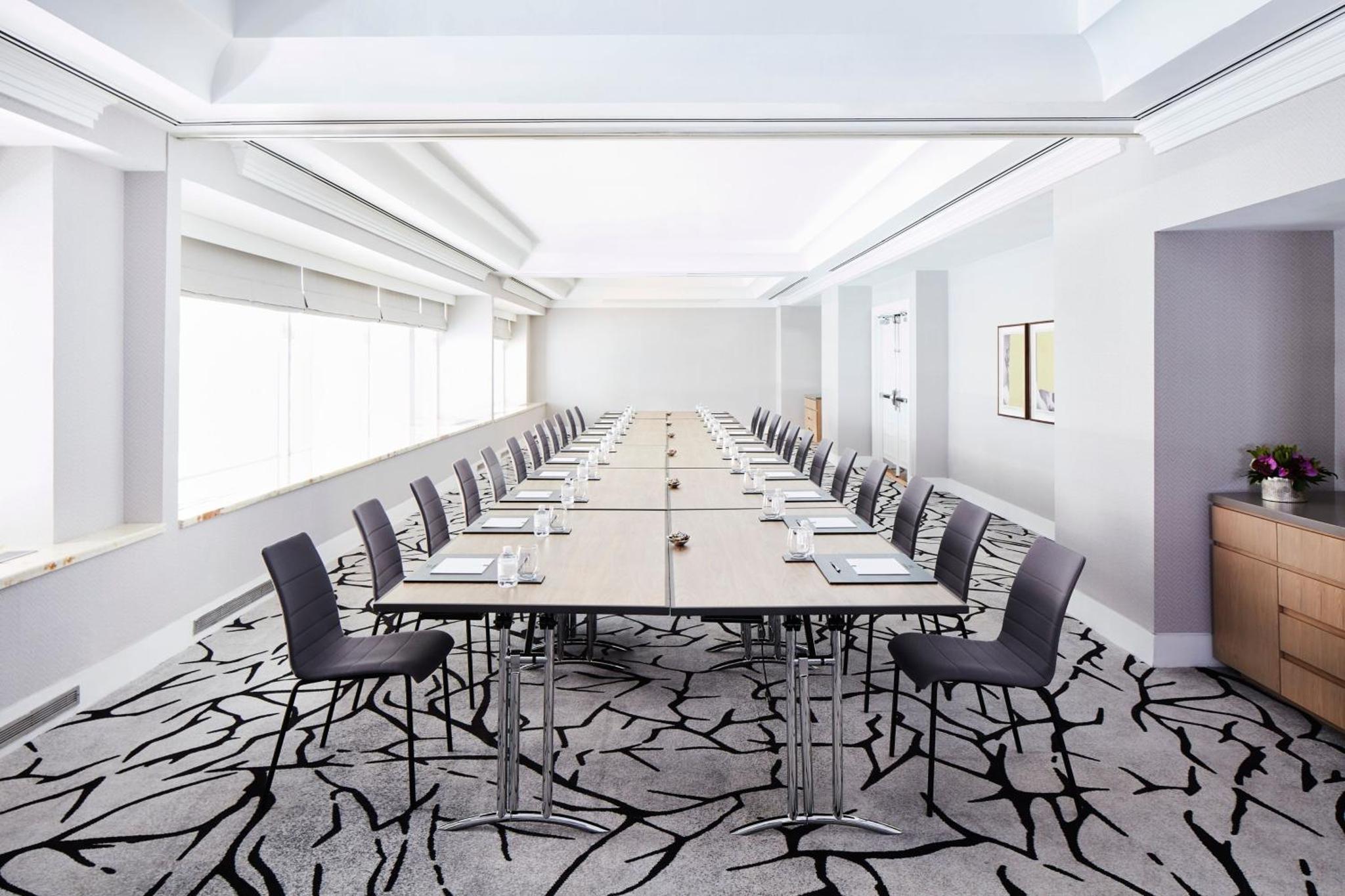 One-Bedroom King Suite with Roll-in Shower - Mobility/Hearing Access