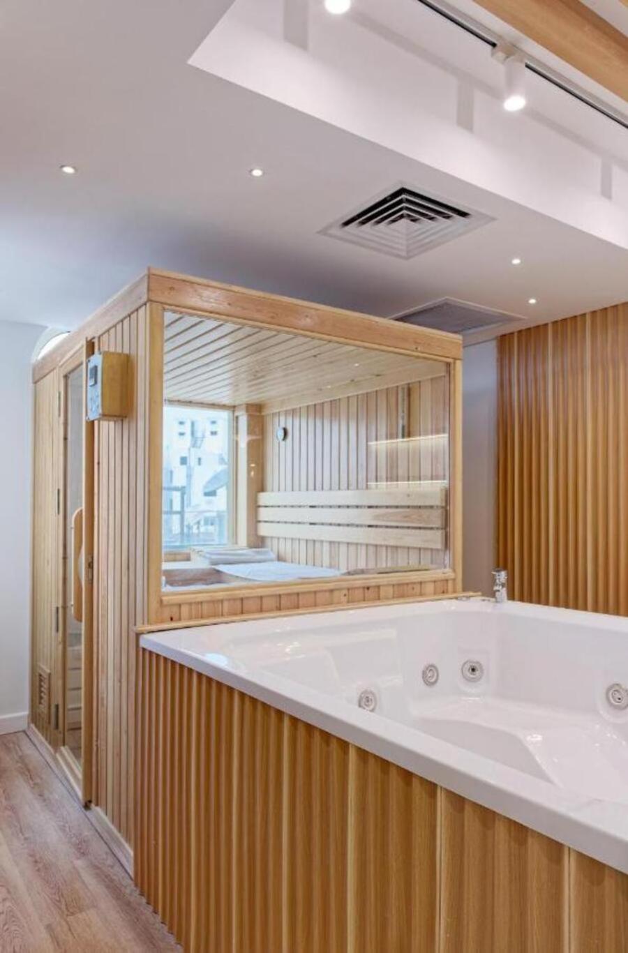 Luxurious 3 bedrooms with Private Sauna and Jacuzzi