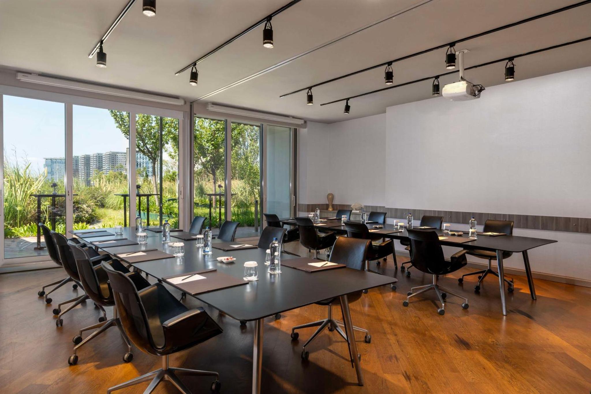 Suite with Balcony and Garden View