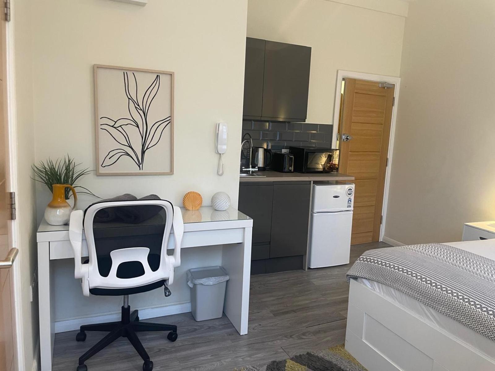 a bedroom with a desk and a white chair at Grays Inn Road - Room 1 in London