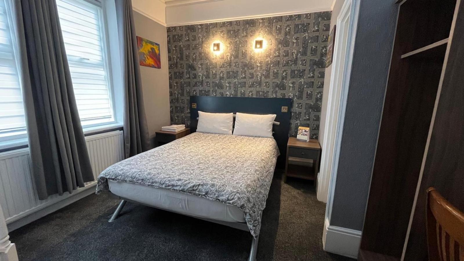 Family Room with Shared Bathroom, Sleeps 6 Persons