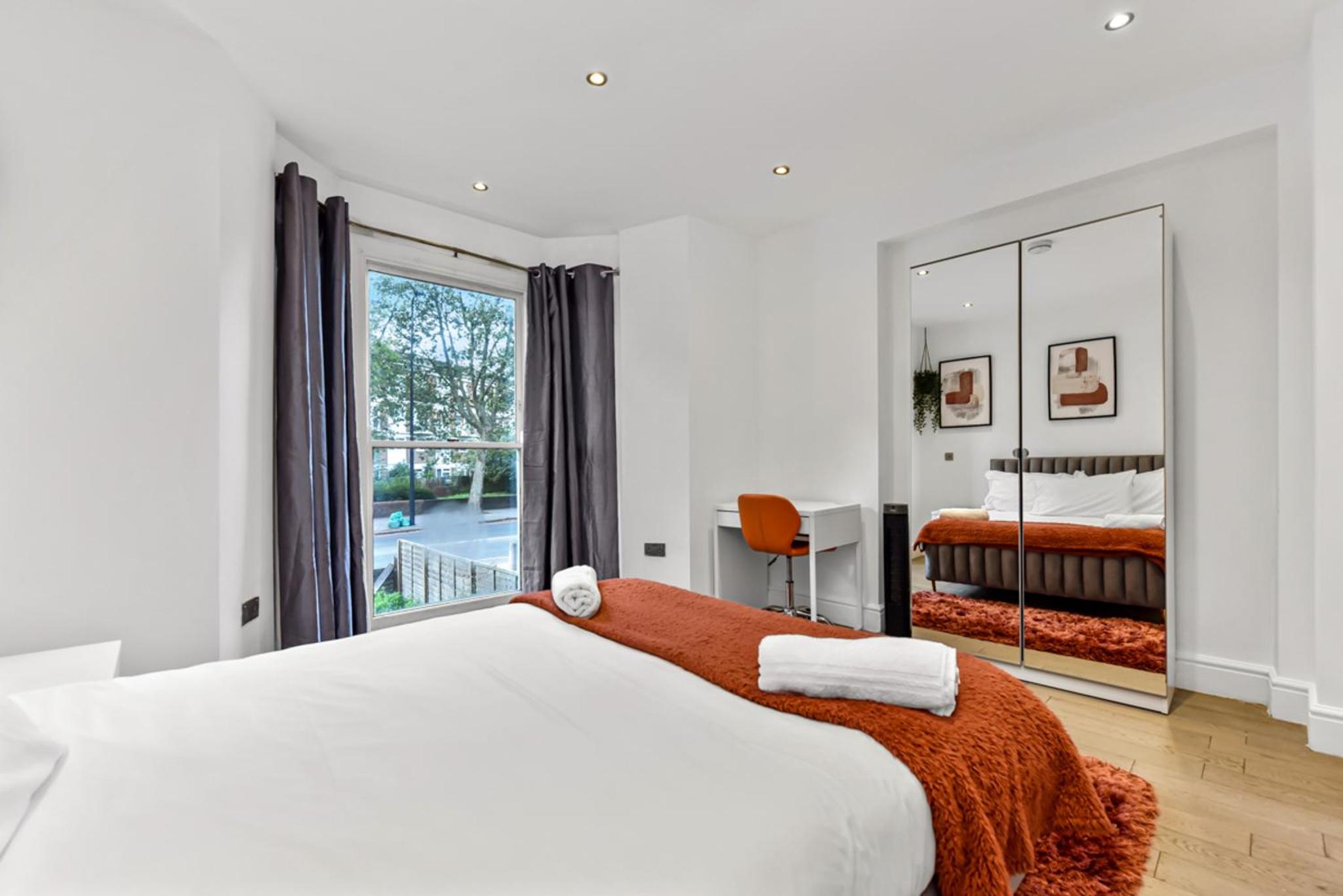 Central, modern 1 Bed in Kennington, Sleeps 4