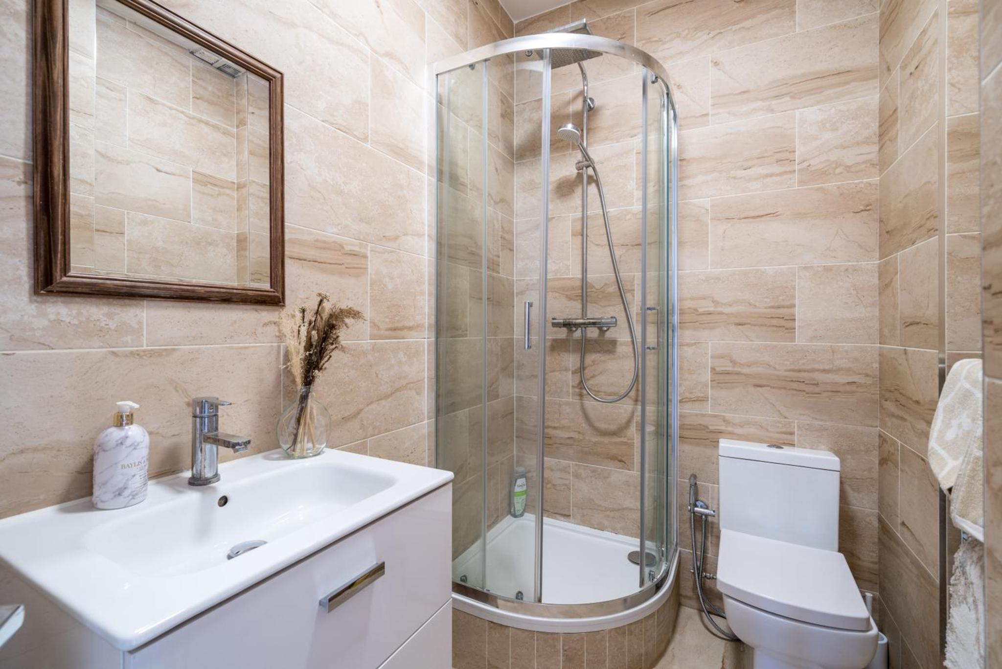 a bathroom with a shower and a sink and a toilet at Elegant 4 Bed Flat Opposite Hyde Park in London