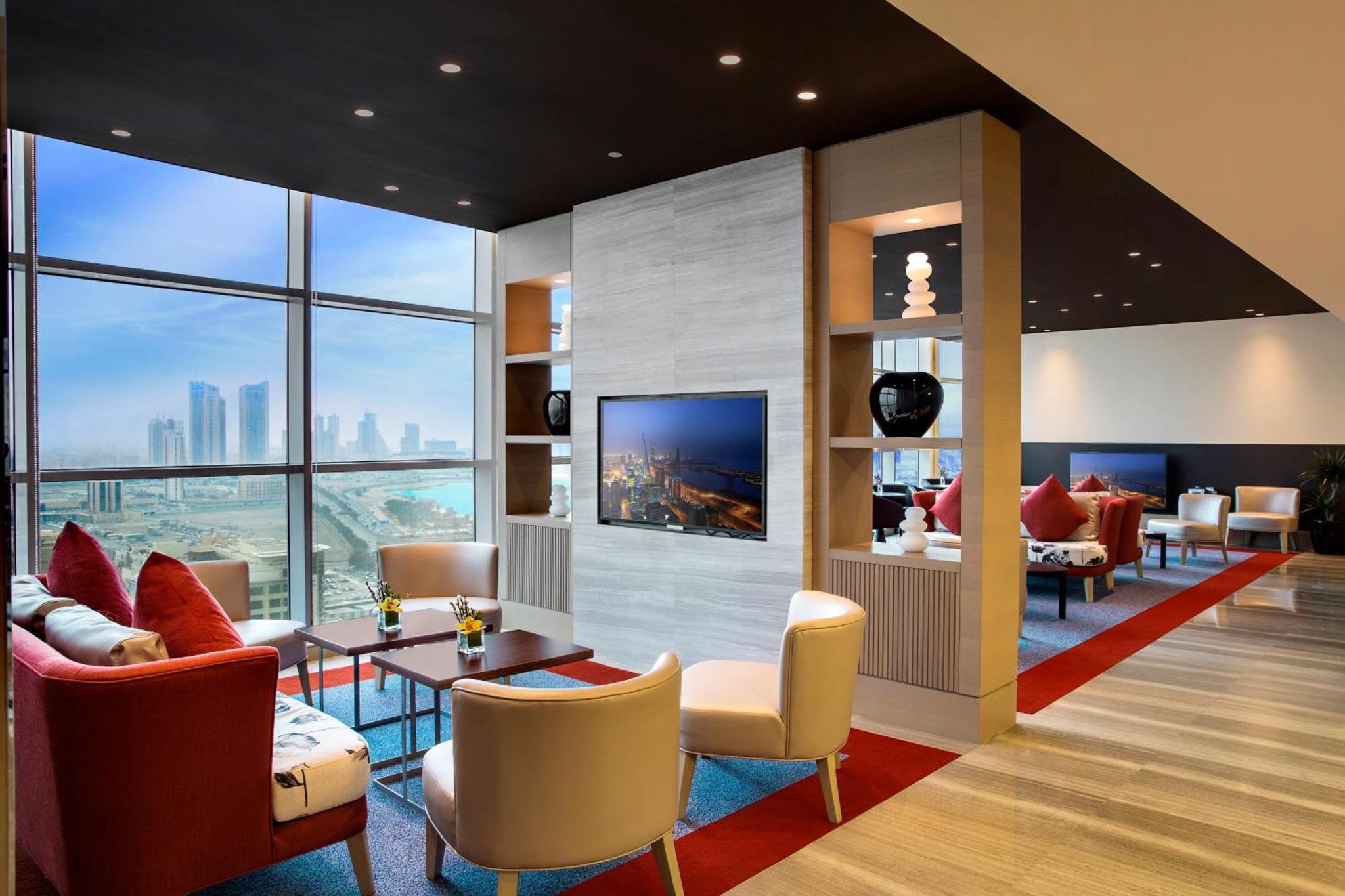 Guest Room with Lounge Access - Twin Beds