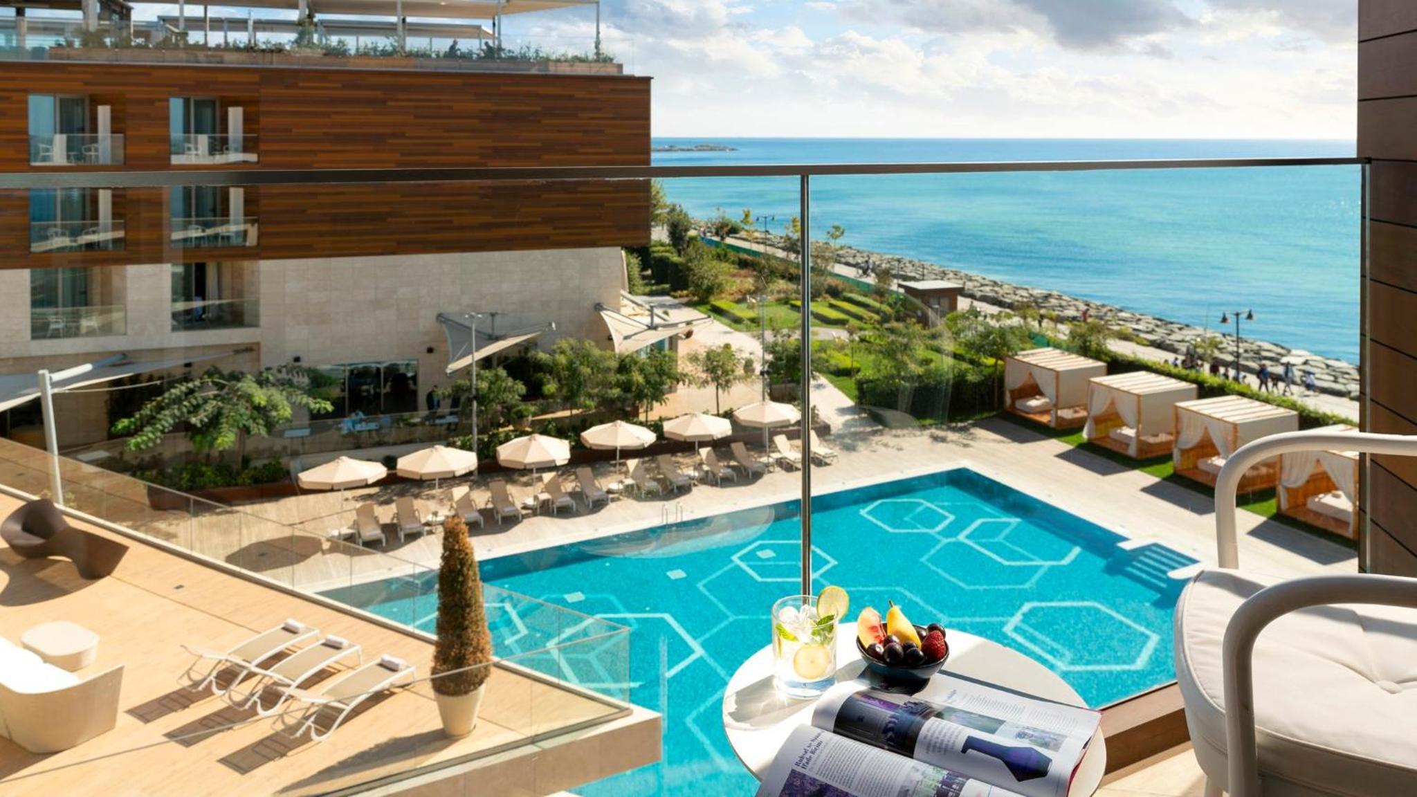 1 King Junior Suite Sofa Bed Sea View + Club Lounge Access