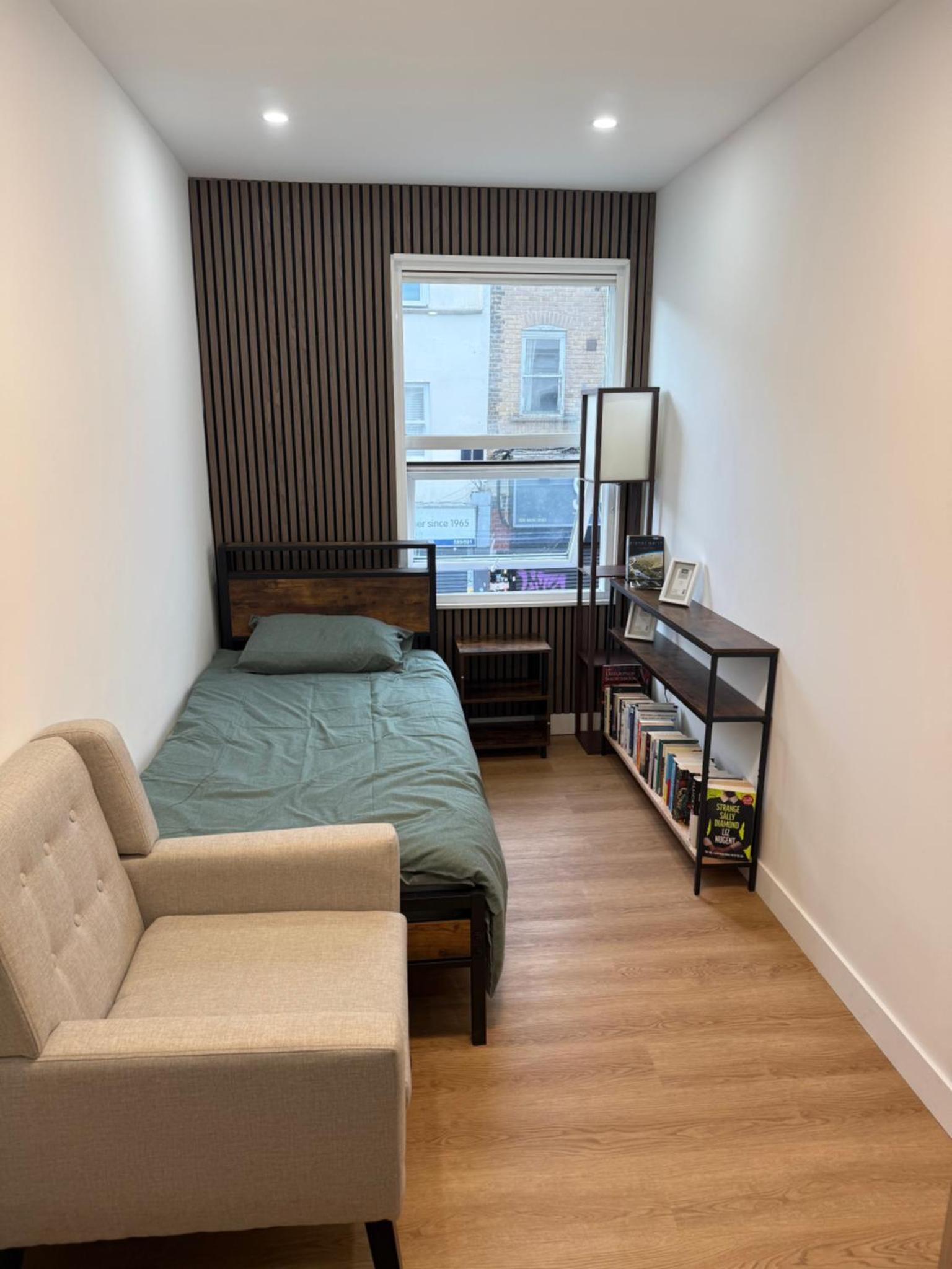 Modern East London Apartment with Private Studio & Guest Rooms-Near Bow, Victoria Park
