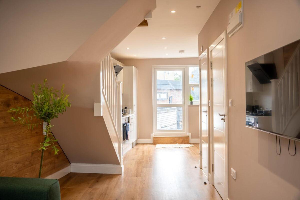 Spacious 2BR, Fast Trains - Calm South London Stay