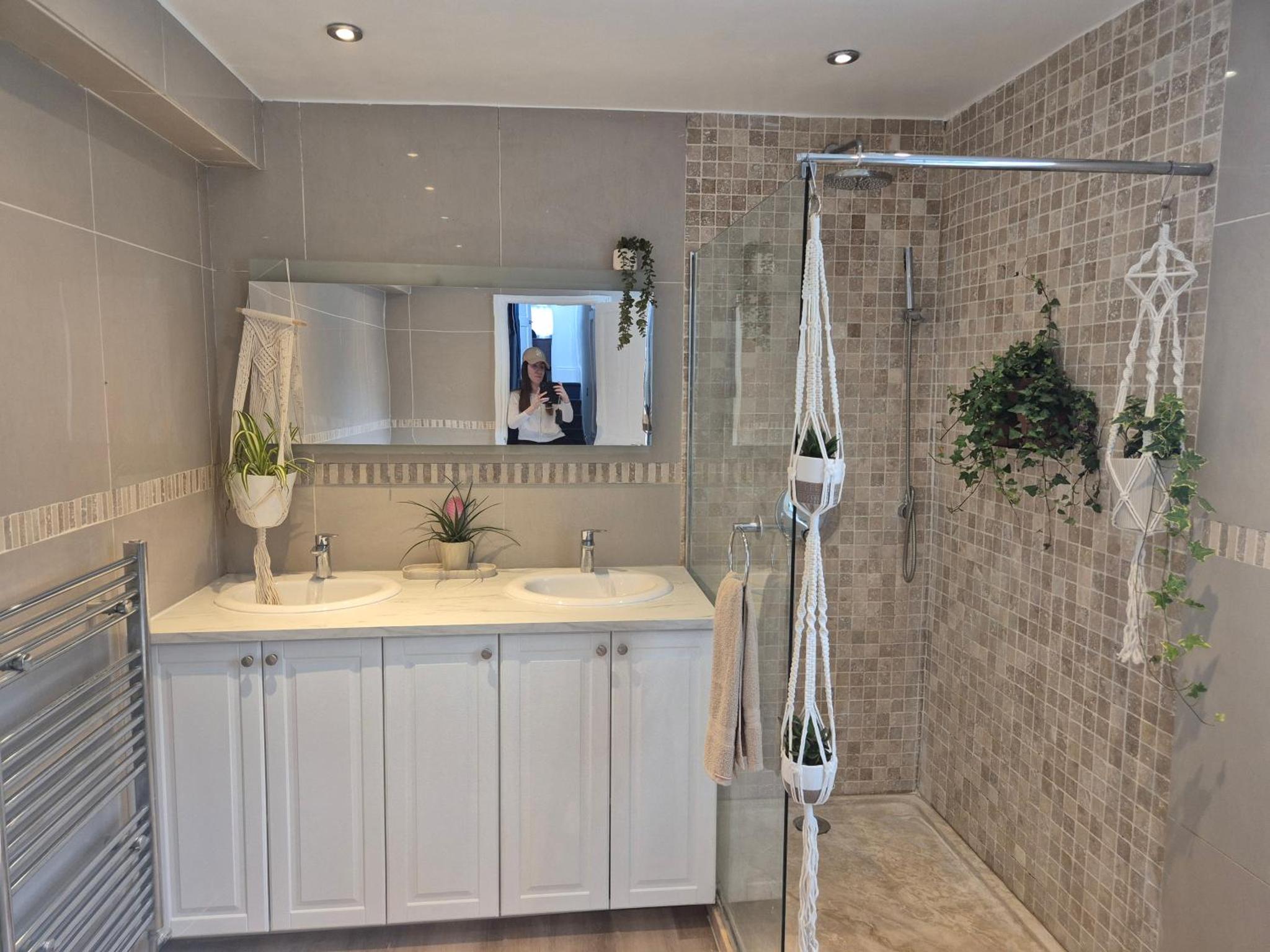 Bright 4 double bedroom victorian house