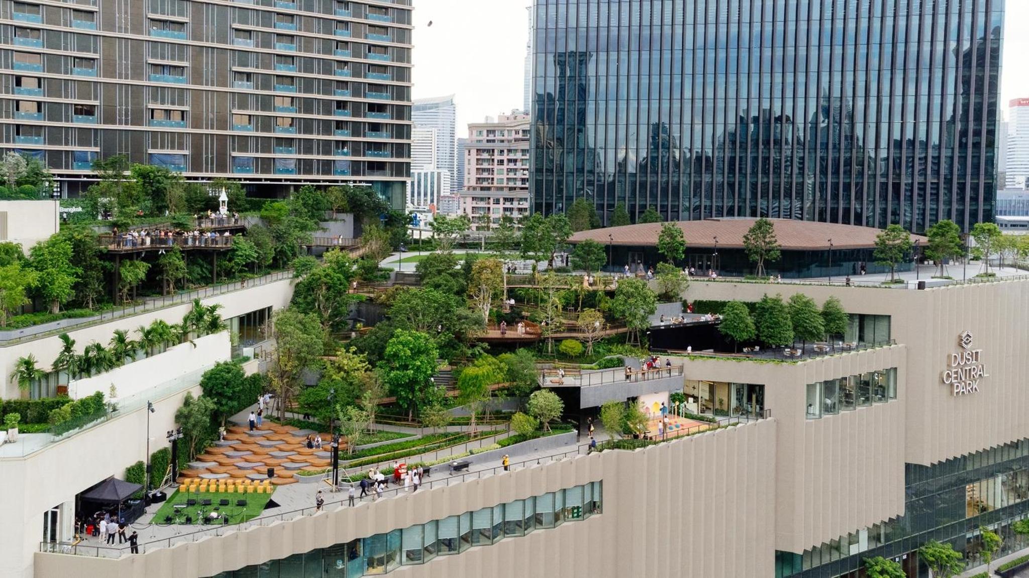 Deluxe Corner Room with Twin Beds