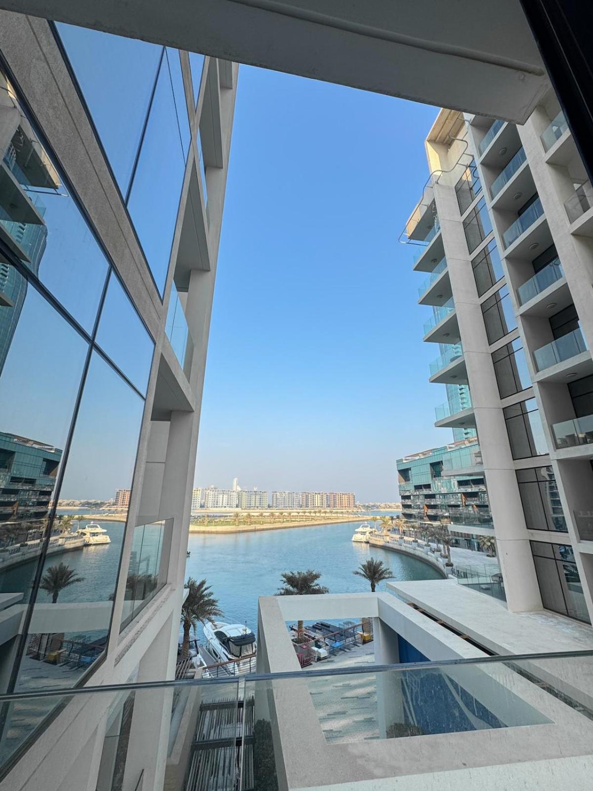 1BR with Executive Sea View in Financial Harbour