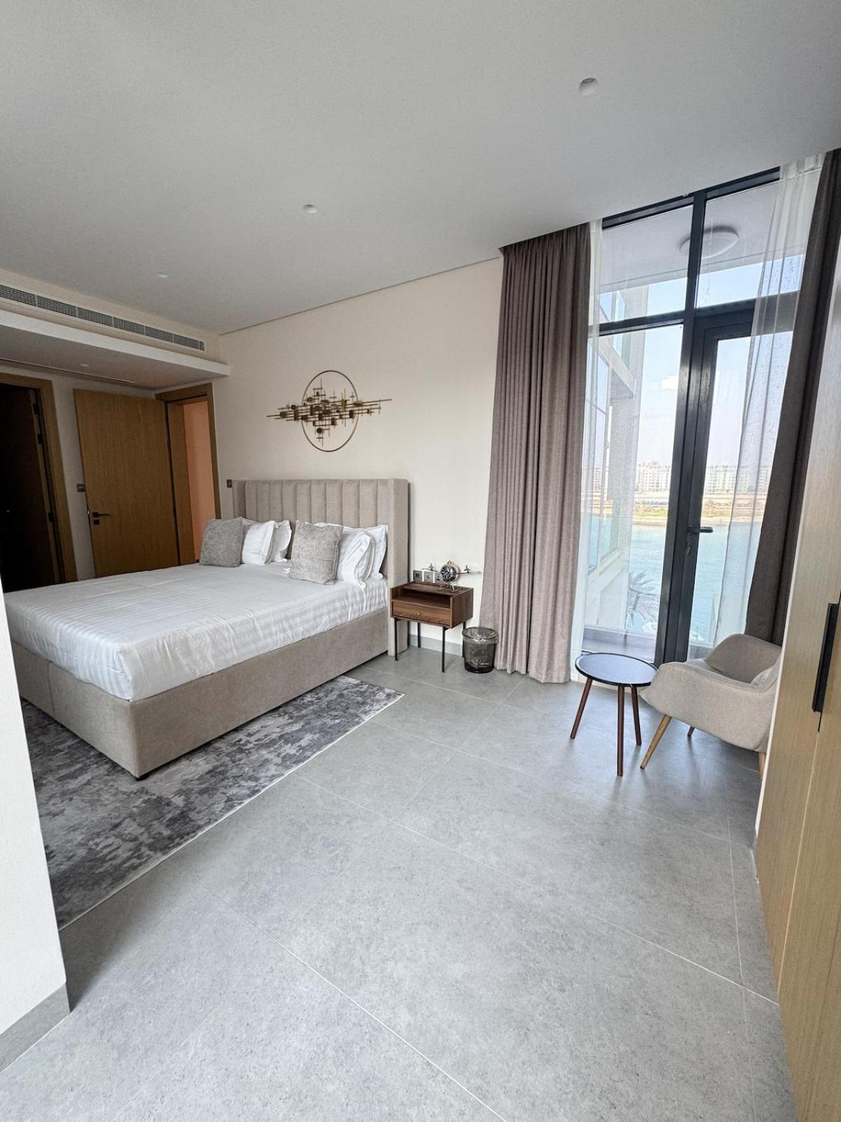 1BR with Executive Sea View in Financial Harbour