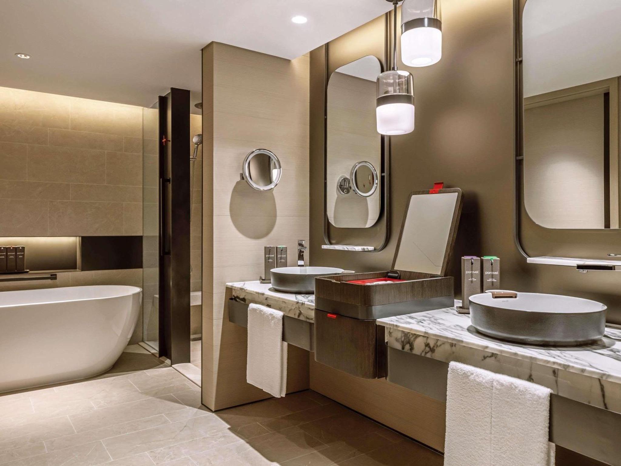 Signature Suite, 1 King, 2 Balconies, City View