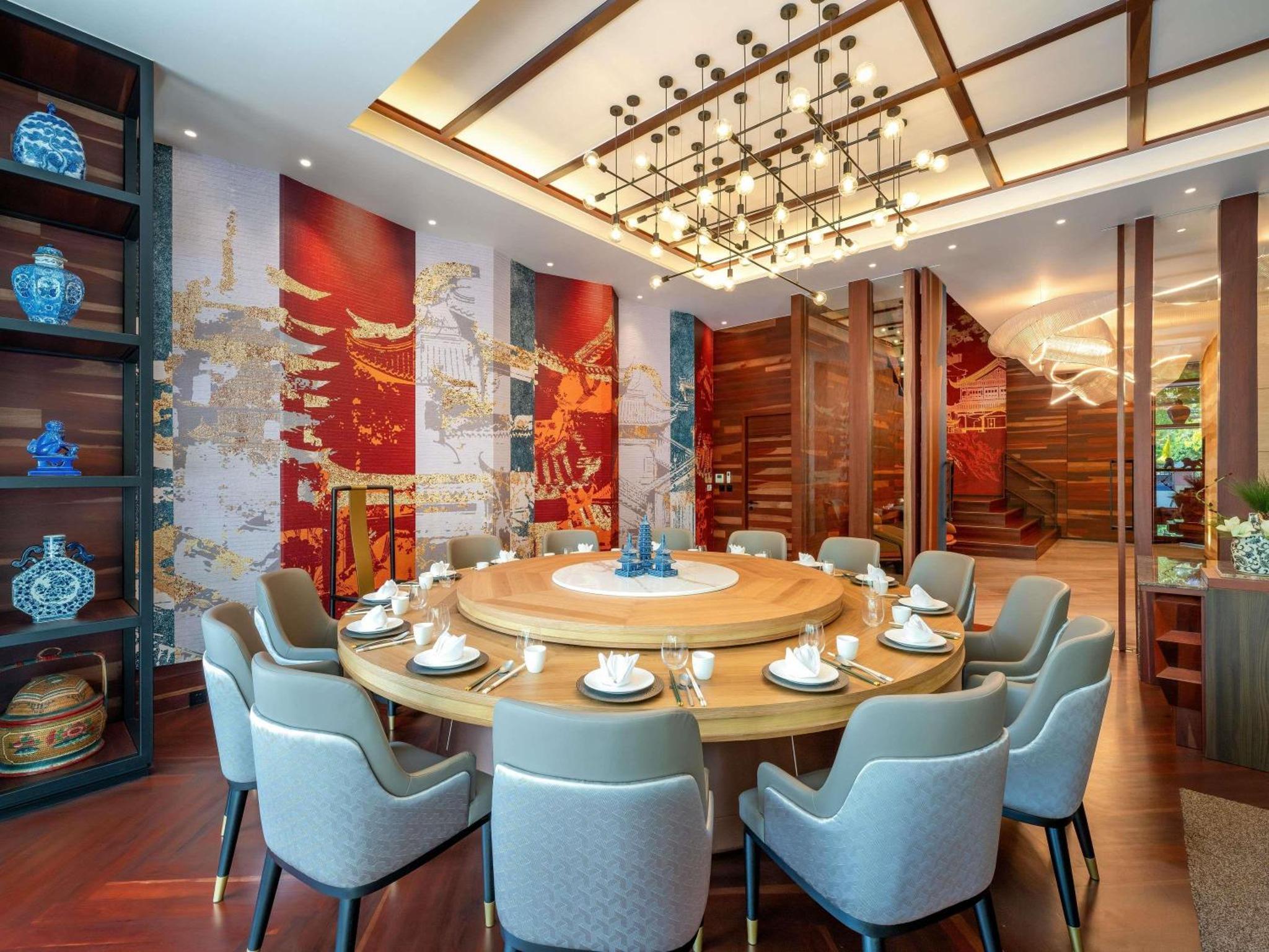 Deluxe Twin Beds Corner Room