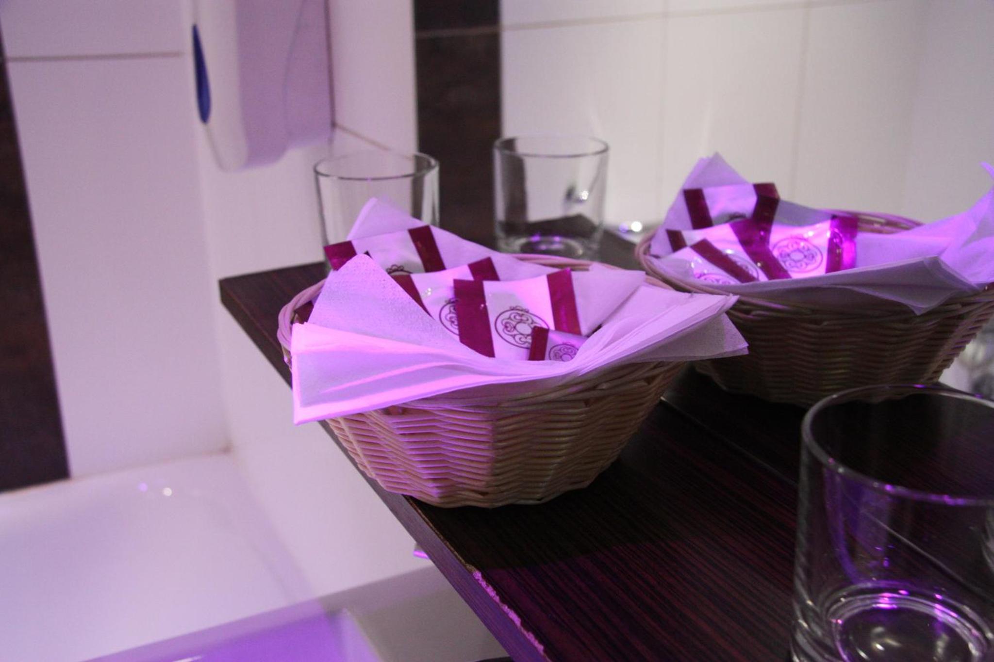 two baskets sitting on a table with wine glasses at KingswayPark Hotel at Park Avenue in London +25 photos