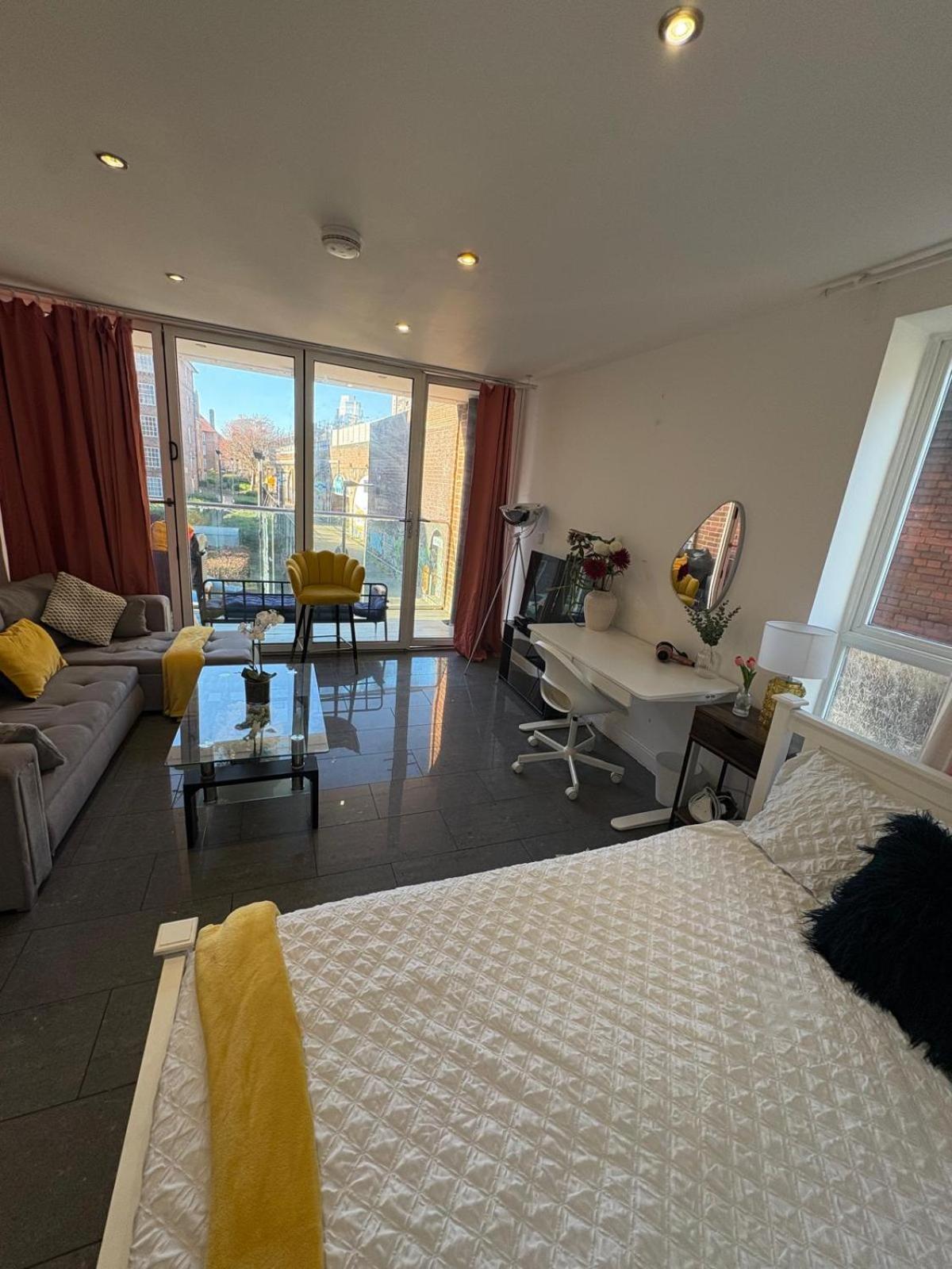 Tower Bridge Luxury Apartment with Balcony