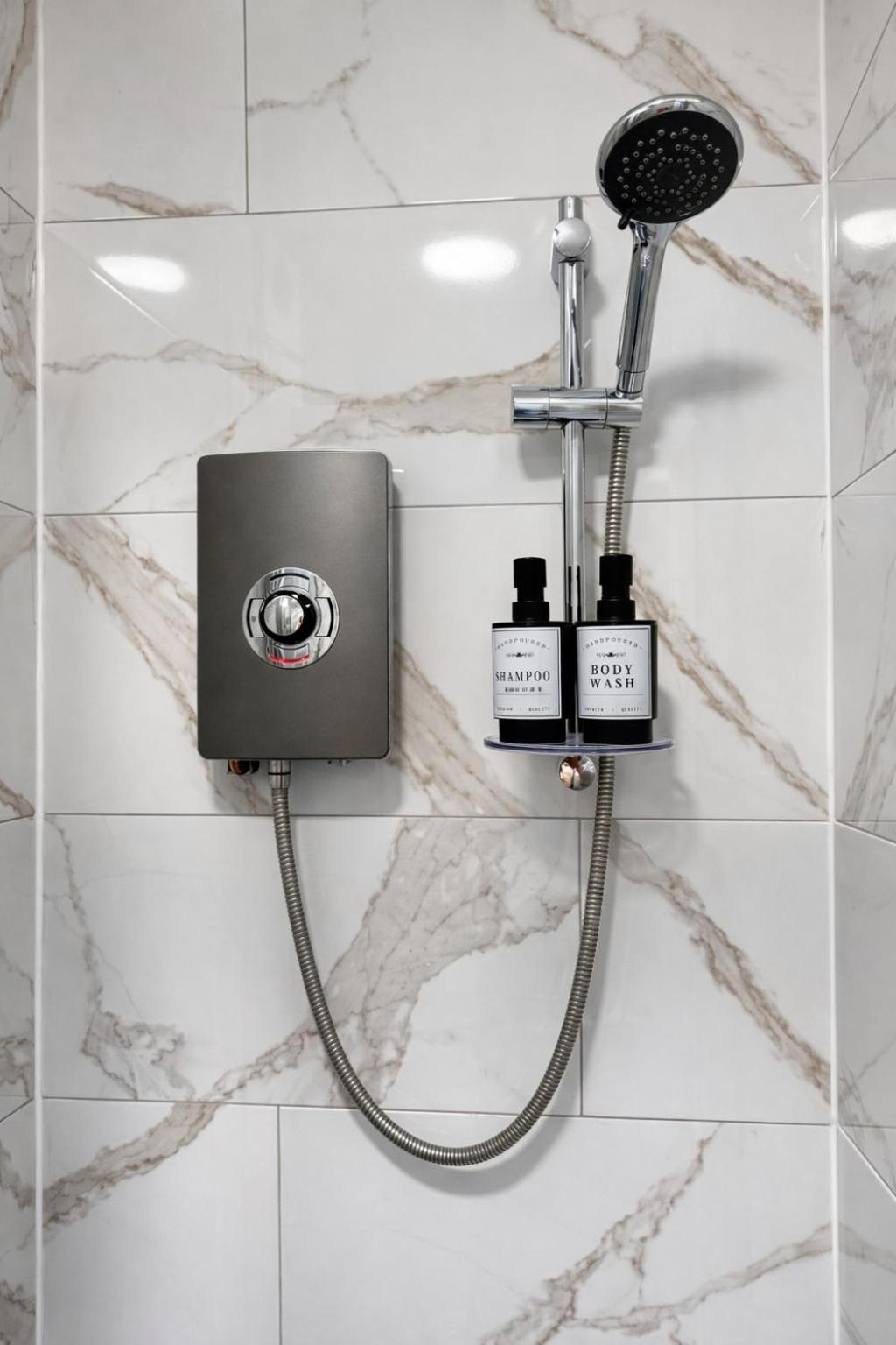 4 Modern Ground Floor Apartments With Private Kitchens and Bathrooms, Sleeps Up to 18, London