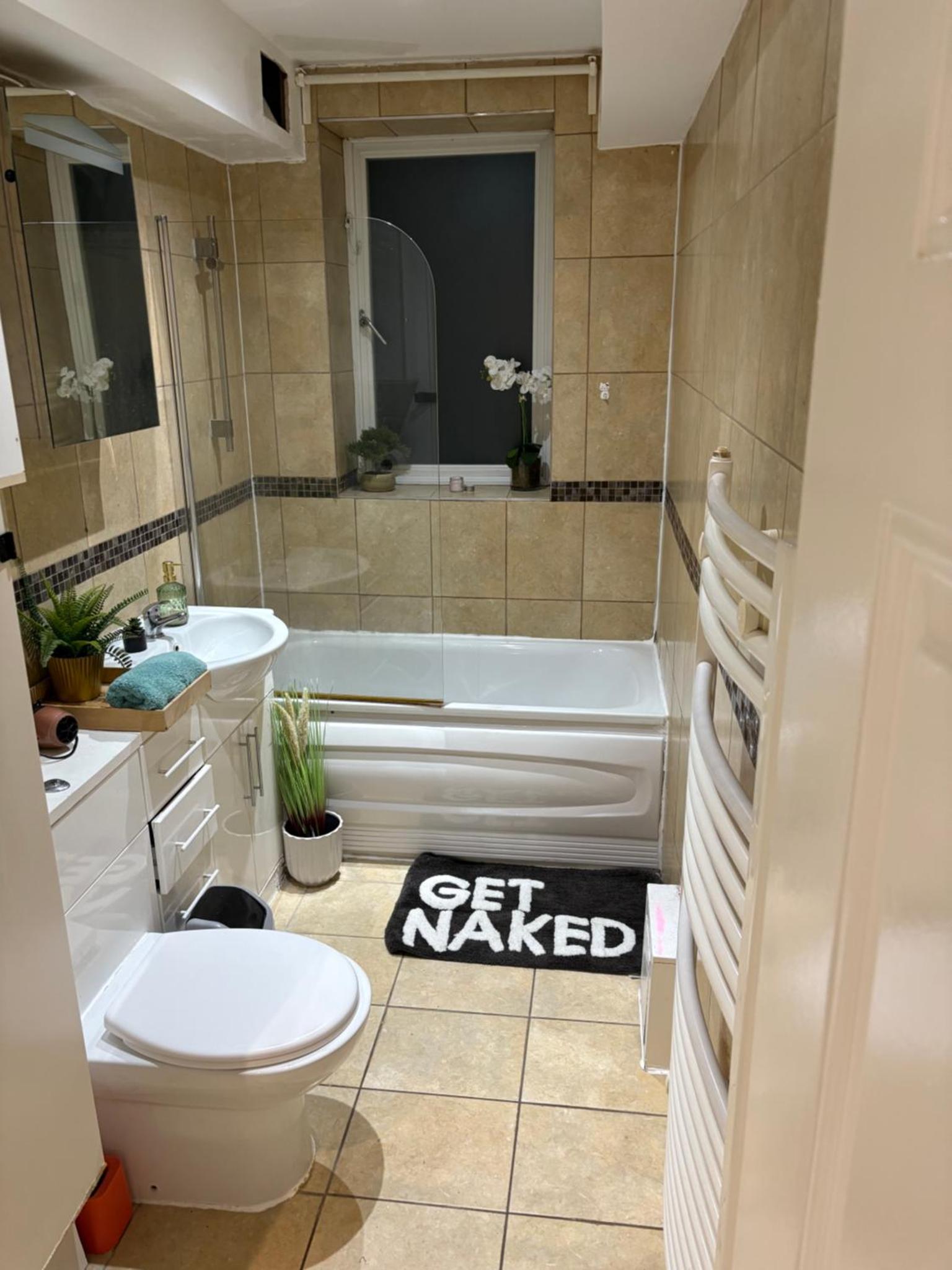 a bathroom with a tub and a toilet and a sink at Tower Bridge Luxury Apartment with Balcony in London +7 photos