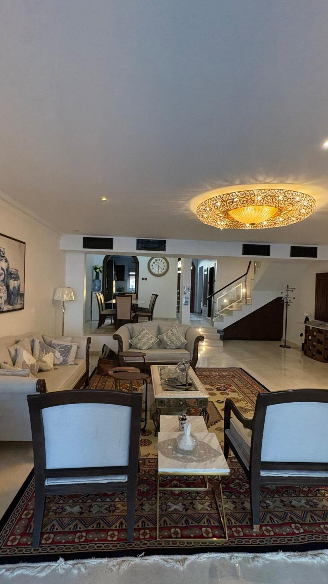 a living room with a couch and a table at شالية Vipمرسى البحرين 4 غرف مسبح خاص وشاطى in Muharraq