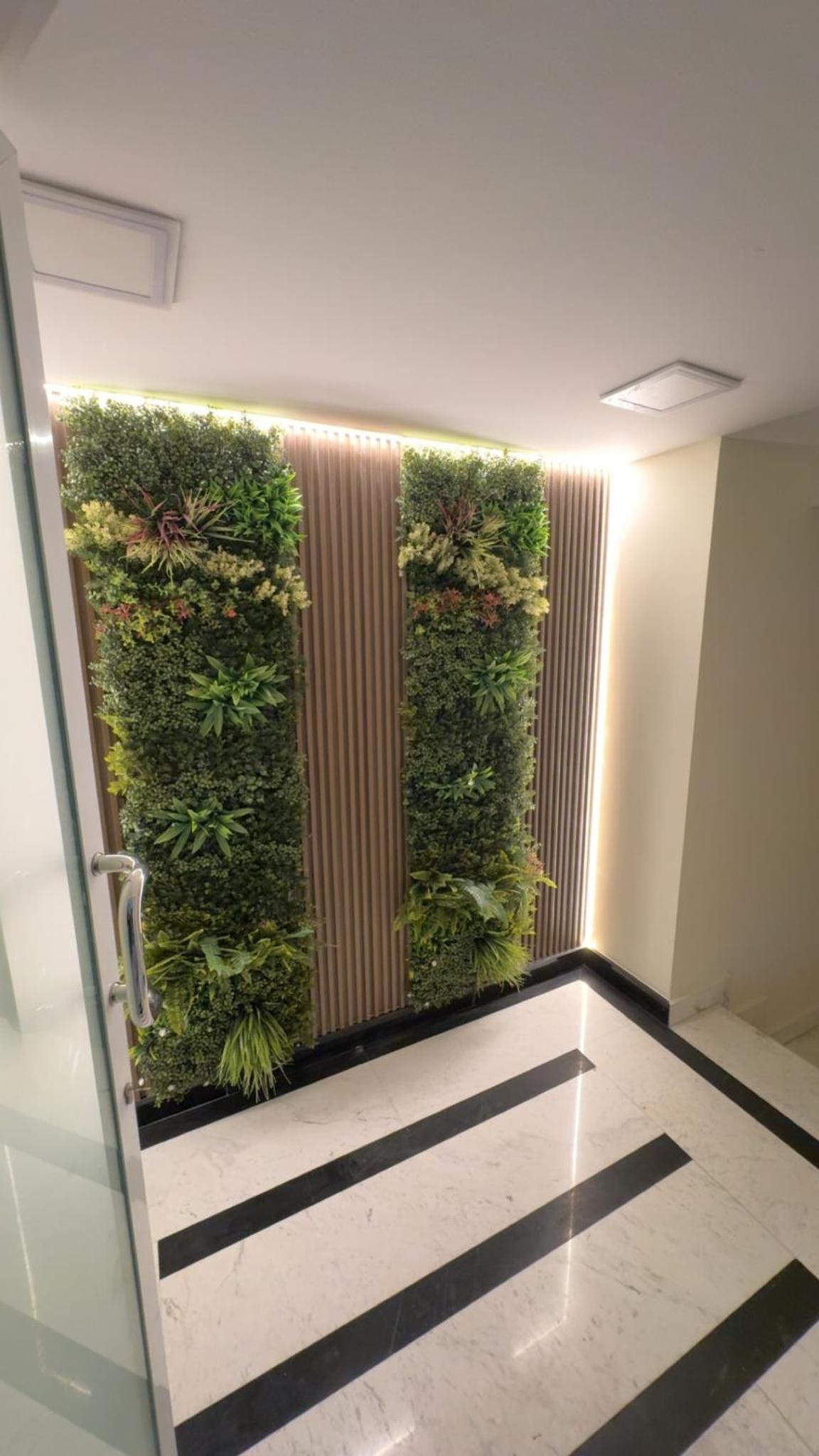 a room with a vertical garden on the wall at جناح الملكي غرفتين بمسبح خاص نظام التدفئة in Amwaj Island