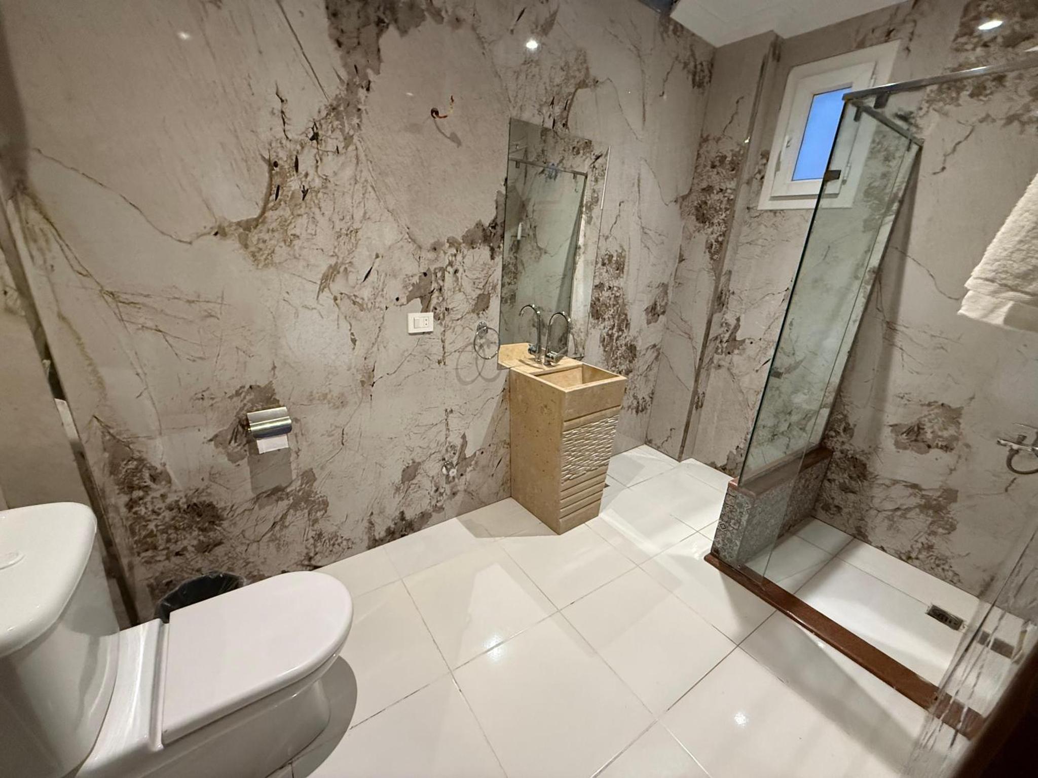 DELUXE SUITE QUEEN BED - CITY VIEW