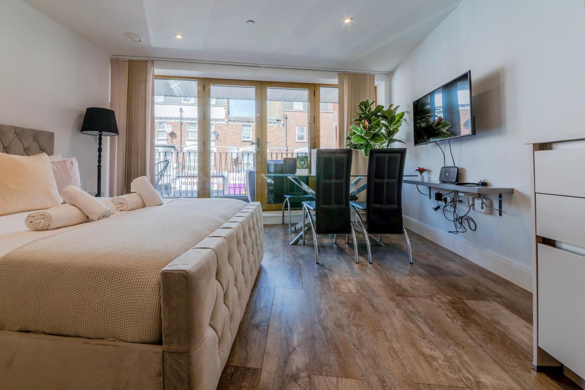 Luxe London Retreat by Aureva Residences