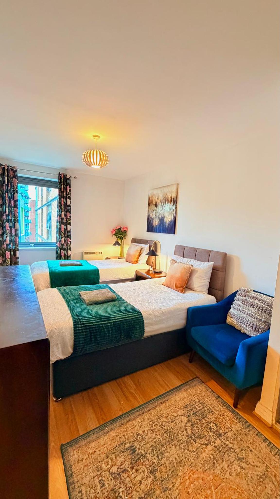 Two bed 2 bath opp tube station zone 2