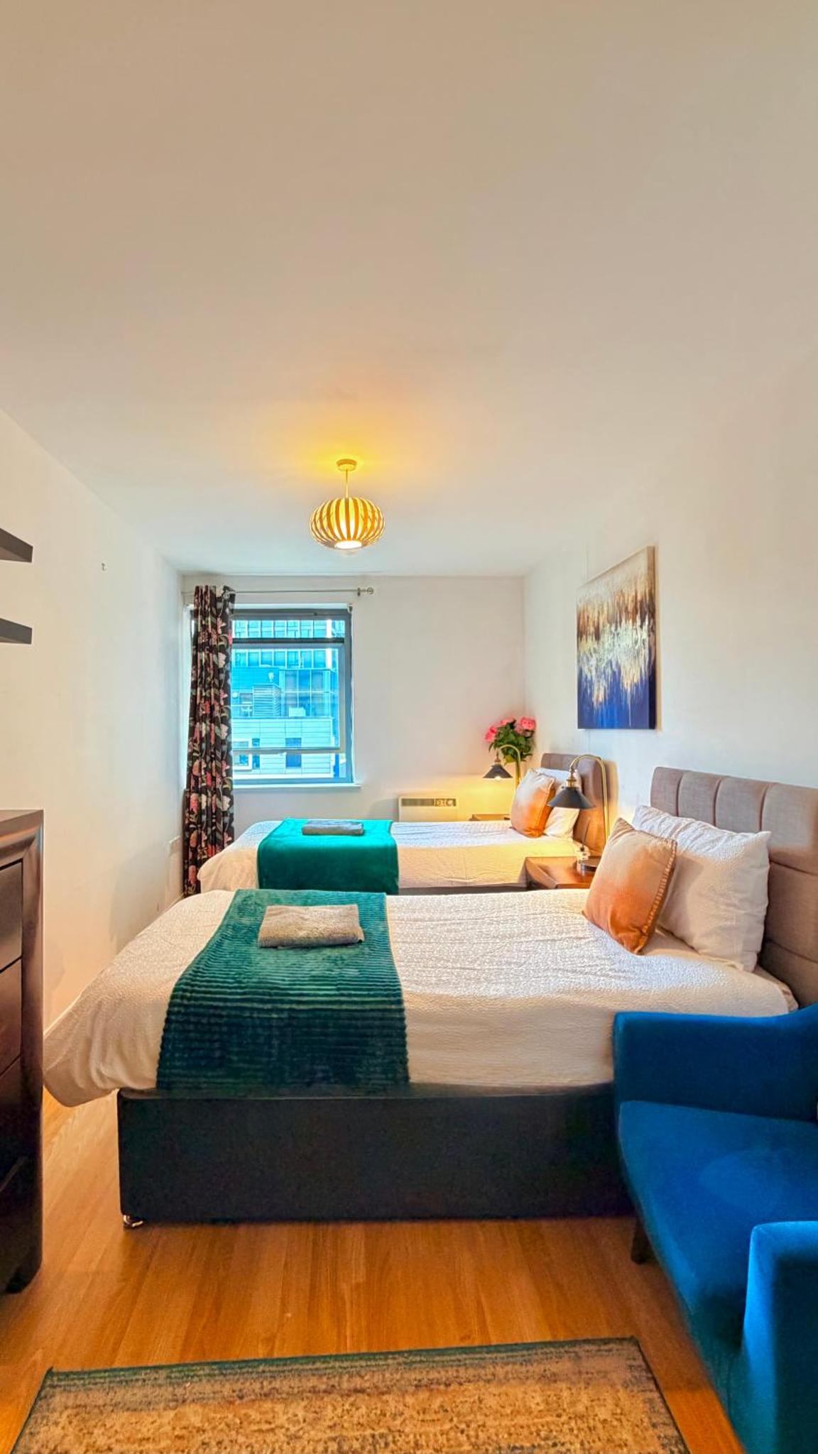 Two bed 2 bath opp tube station zone 2