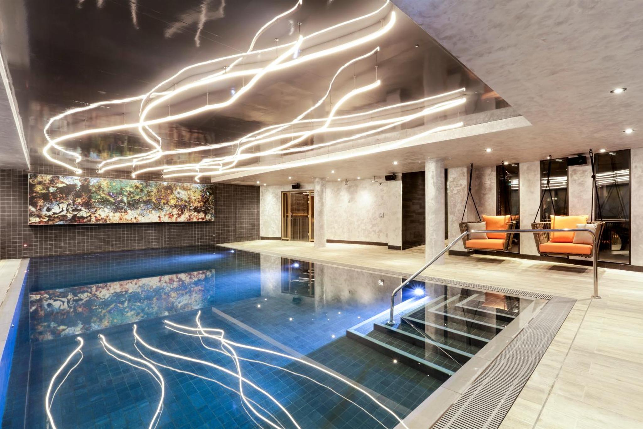a swimming pool in a hotel lobby at Novotel London Canary Wharf in London