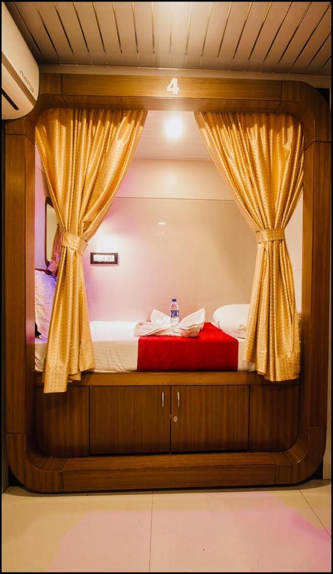 Qubestay Airport Capsule Hotel & Hostel — thumbnail 3