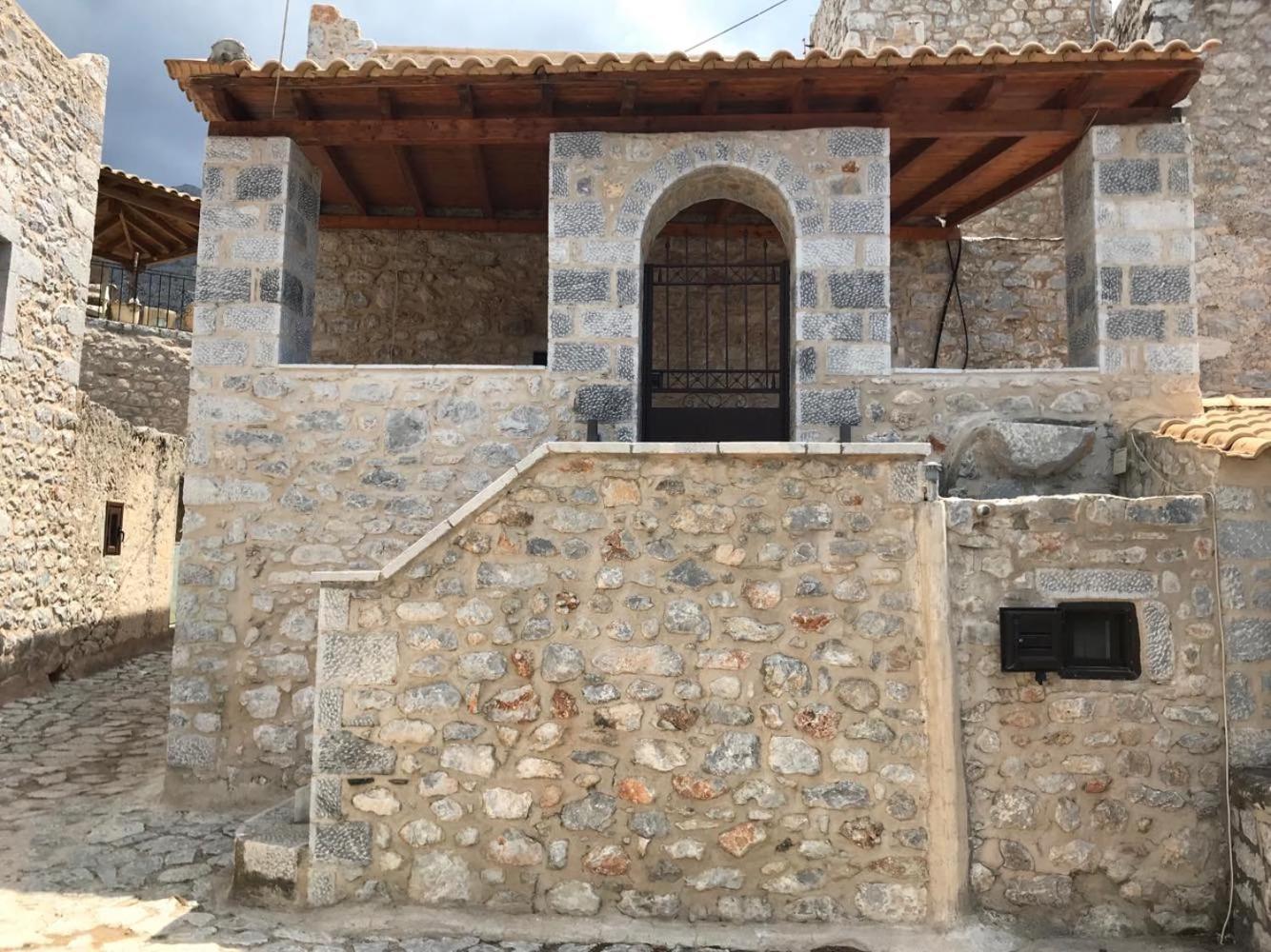 Stonehouse in Mani Penisula — thumbnail 4