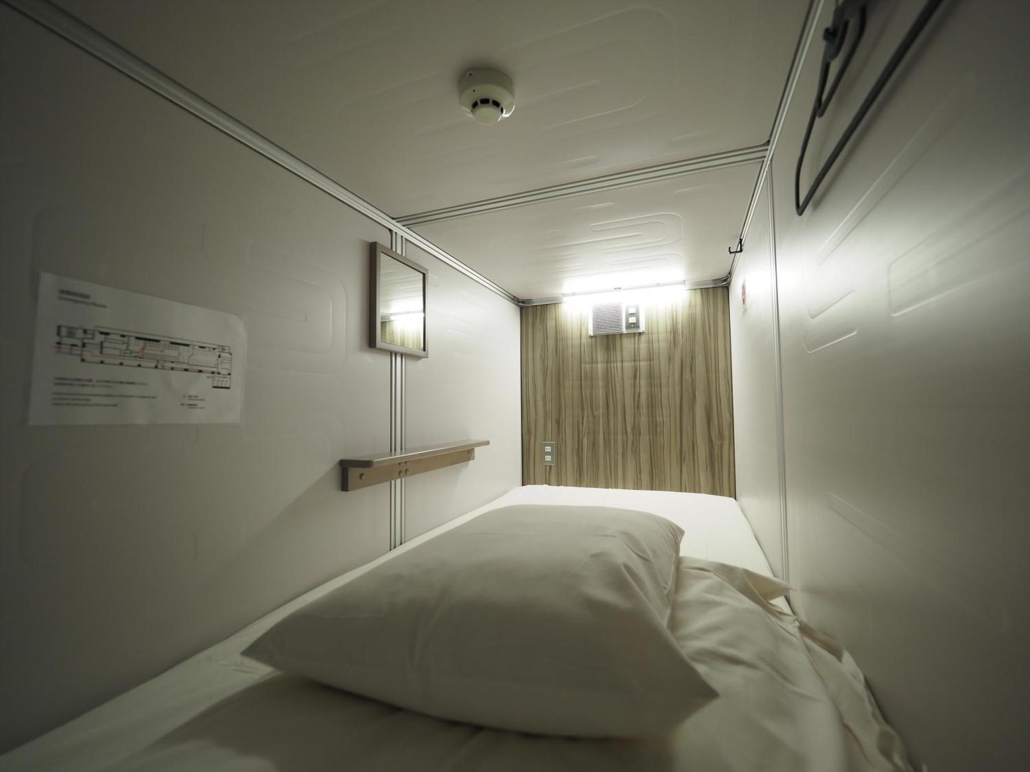 LEO YU Capsule Hotel Nishifunabashi — photo 12