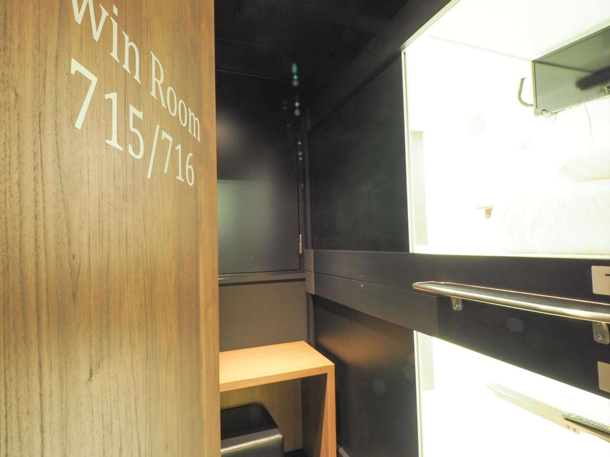 Leo Yu Capsule Hotel Funabashi — photo 12