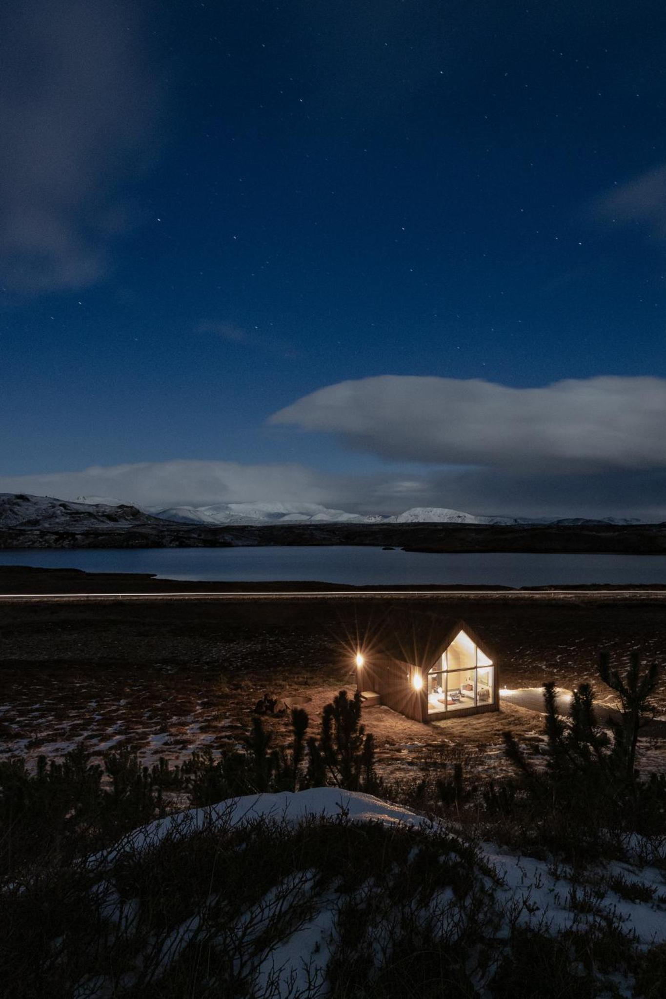 Iceland Lakeview Retreat — thumbnail 2