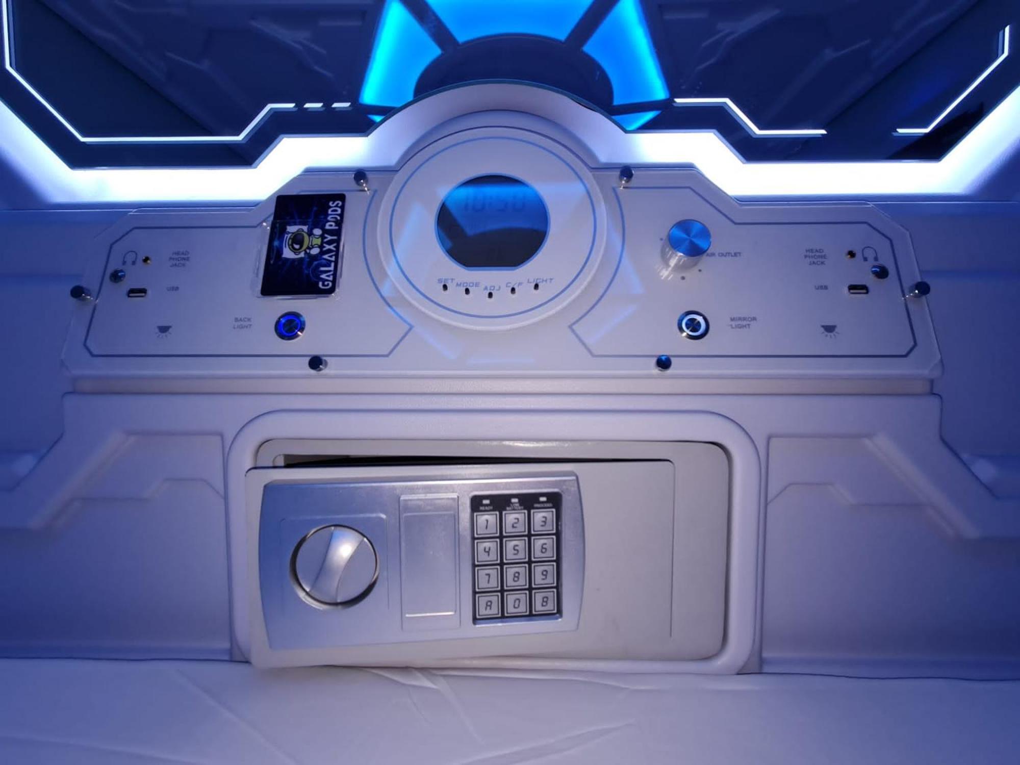 Galaxy Pods Capsule Hotel Boat Quay — thumbnail 2