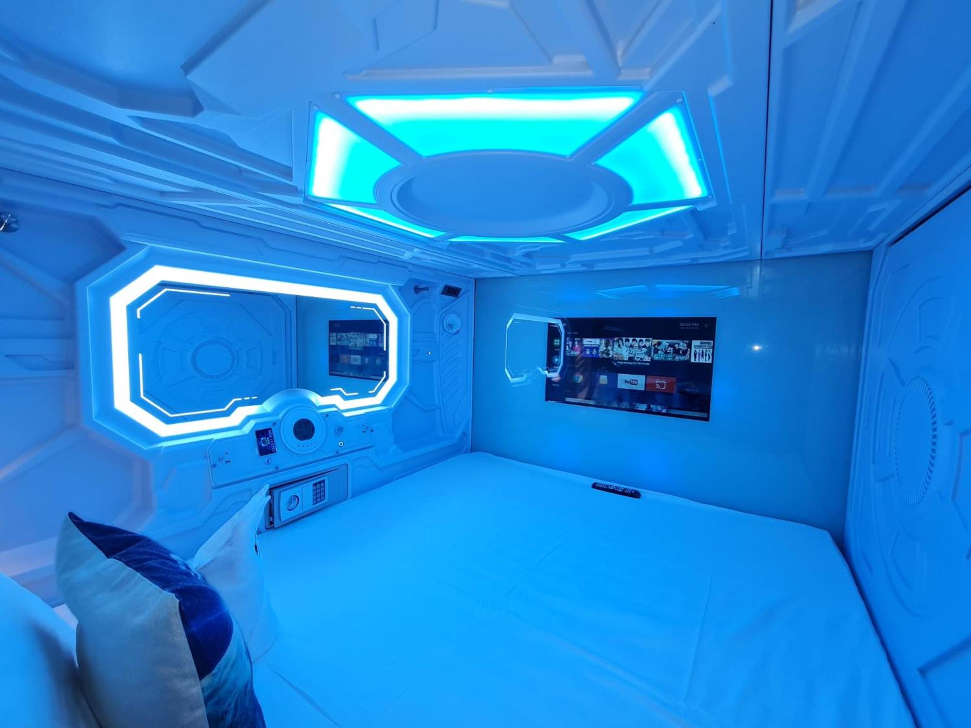 Galaxy Pods Capsule Hotel Boat Quay — thumbnail 3