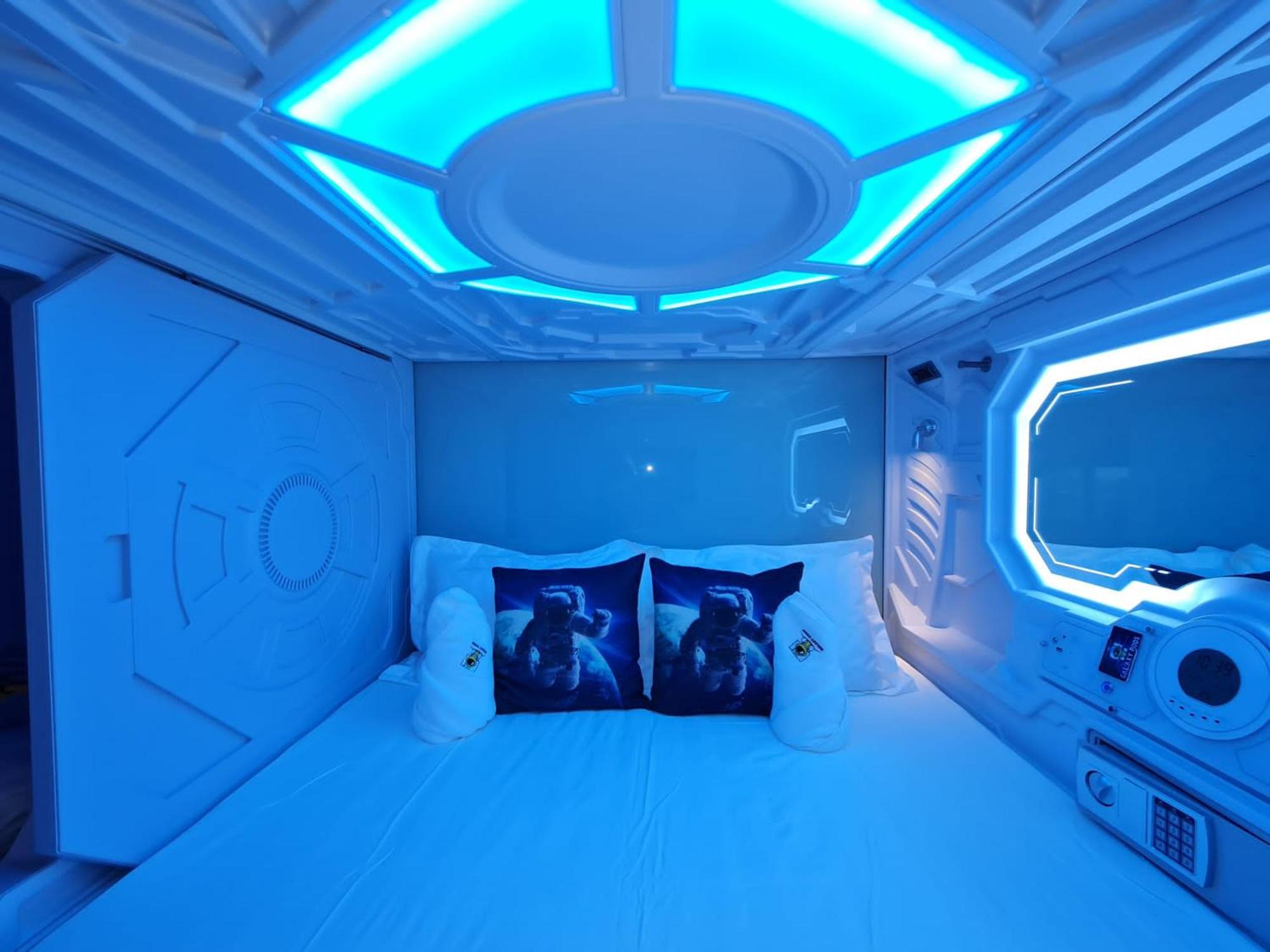 Galaxy Pods Capsule Hotel Boat Quay — photo 5